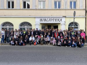 Zdjęcie grupowe Sztabu WOŚP 2024 przed budynkiem Biblioteki w Drezdenku