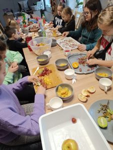 W Bibliotece Filialnej w Trzebiczu rozpoczęliśmy zajęcia "Ferie w Bibliotece Tischnera". Pierwszego dnia dzieci przygotowywały pyszną i zdrową sałatkę owocową" 